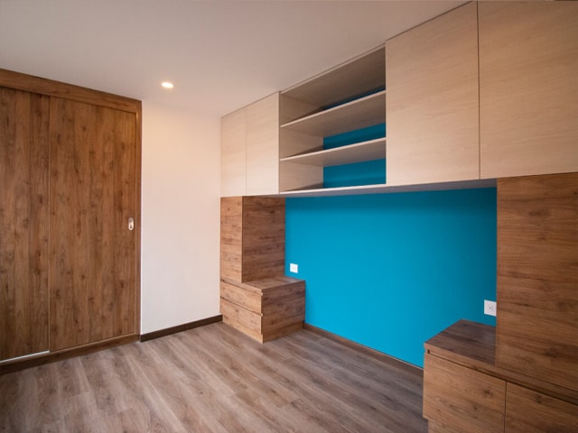 Closet multifuncional moderno en tonos azul y madera, con cajones amplios, accesorios y herrajes importados