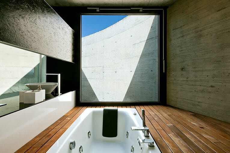 Baño moderno de estilo caroma en Bogotá