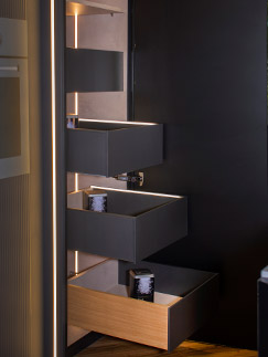 Cajón AvantechYou con iluminación Hettich herraje para cocinas integrales modernas de alta gama - Spacios Integrales