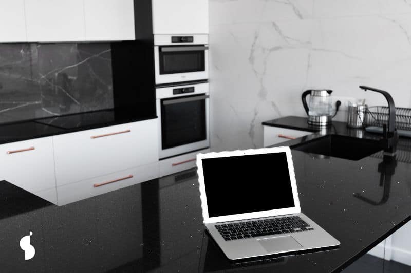 Cocina moderna inteligente con sistema de control desde laptop