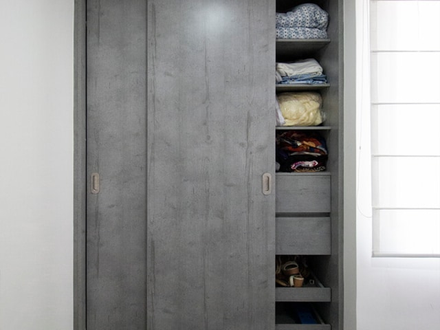 Closet moderno en color gris con puertas corredizas, herrajes y accesorios importados de alta funcionalidad