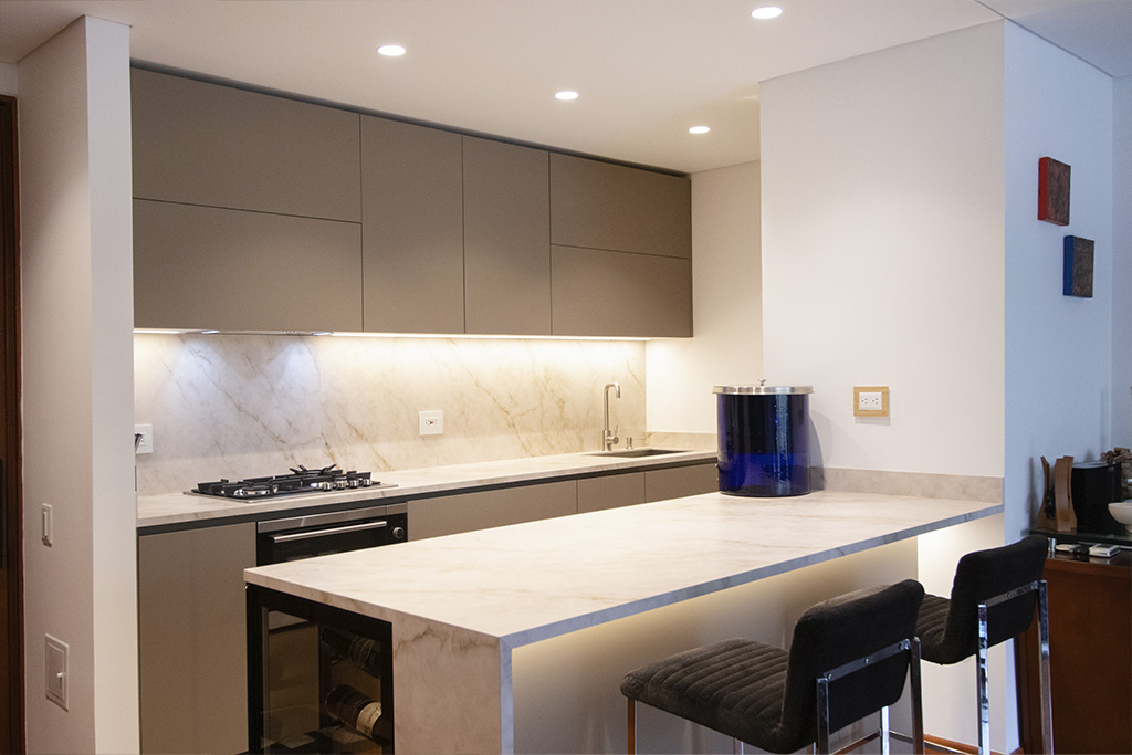 Cocina abierta moderna con acabados premium e iluminación arquitectónica - Spacios Integrales Bogotá Cocina abierta moderna con acabados premium e iluminación arquitectónica - Spacios Integrales Bogotá