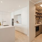 Qué es una cocina de preparación y por qué aparece en proyectos de lujo