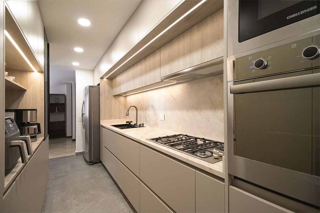 Cocina integral con mobiliario beige moderno - Spacios Integrales Bogotá Cocina integral con mobiliario beige moderno - Spacios Integrales Bogotá