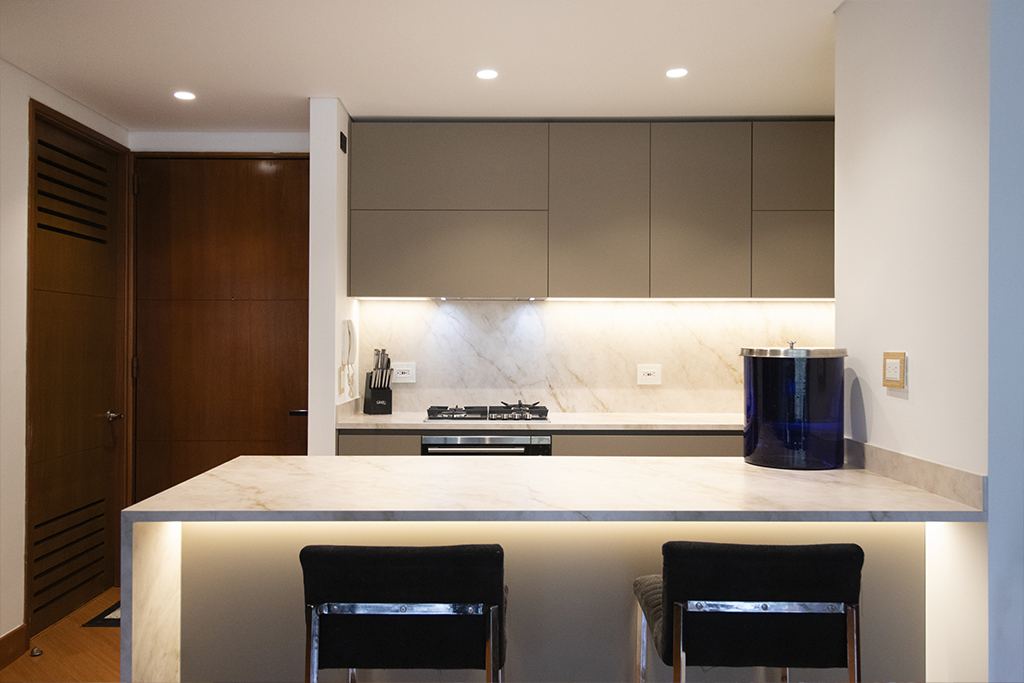 Cocina MDF mate Matt Castoro beige con piedra sinterizada - Spacios Integrales Bogotá Cocina MDF mate Matt Castoro beige con piedra sinterizada - Spacios Integrales Bogotá