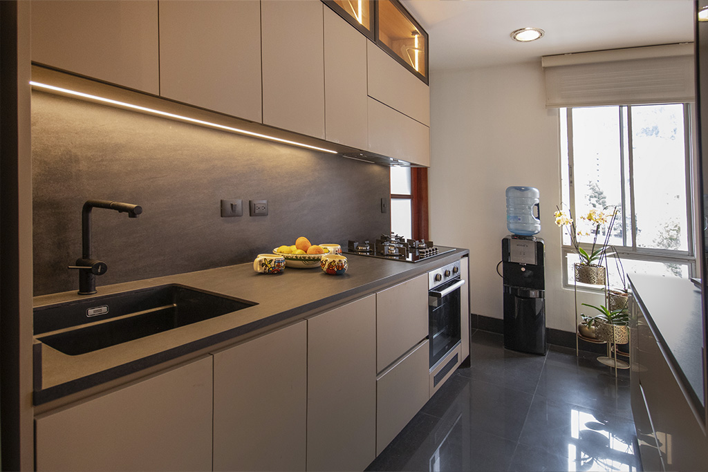 Cocina MDF mate Matt Chalk con mesón en piedra sinterizada - Spacios Integrales Bogotá Cocina MDF mate Matt Chalk con mesón en piedra sinterizada - Spacios Integrales Bogotá