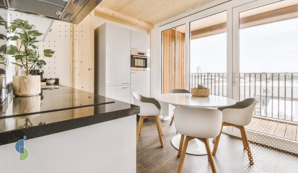 Cocina de estilo mediterráneo con arcos de piedra, vigas de madera y lámparas de fibra natural