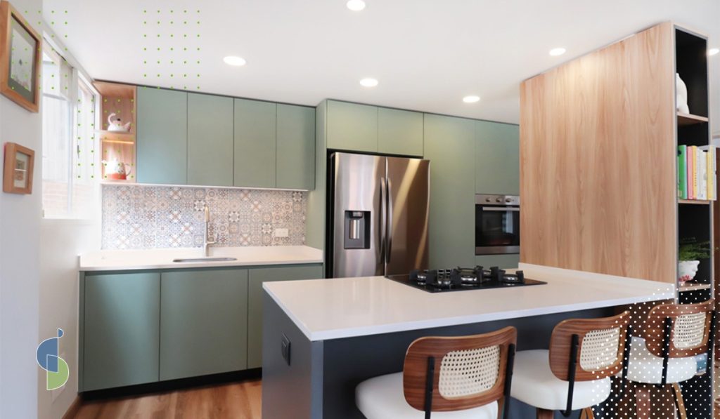 Cocina de apartamento en verde salvia con isla y azulejo decorativo de patrón
