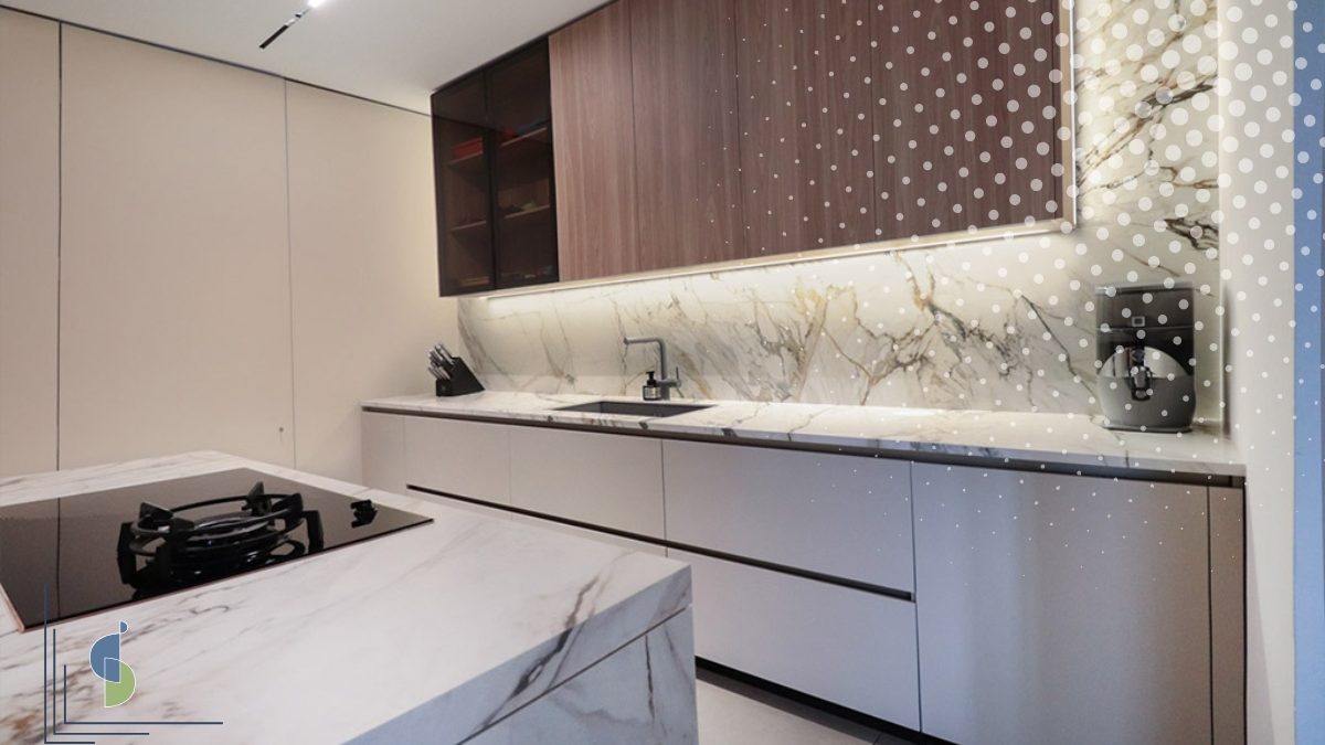 Cocina en tonos beige con mesón de piedra sinterizada y gabinete superior en madera