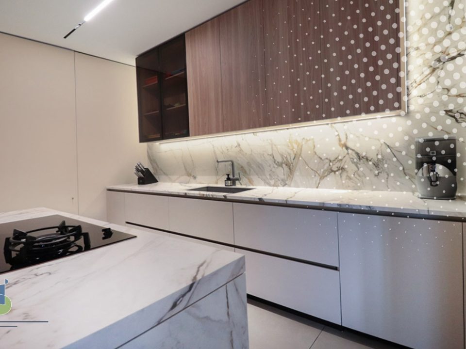 Cocina en tonos beige con mesón de piedra sinterizada y gabinete superior en madera