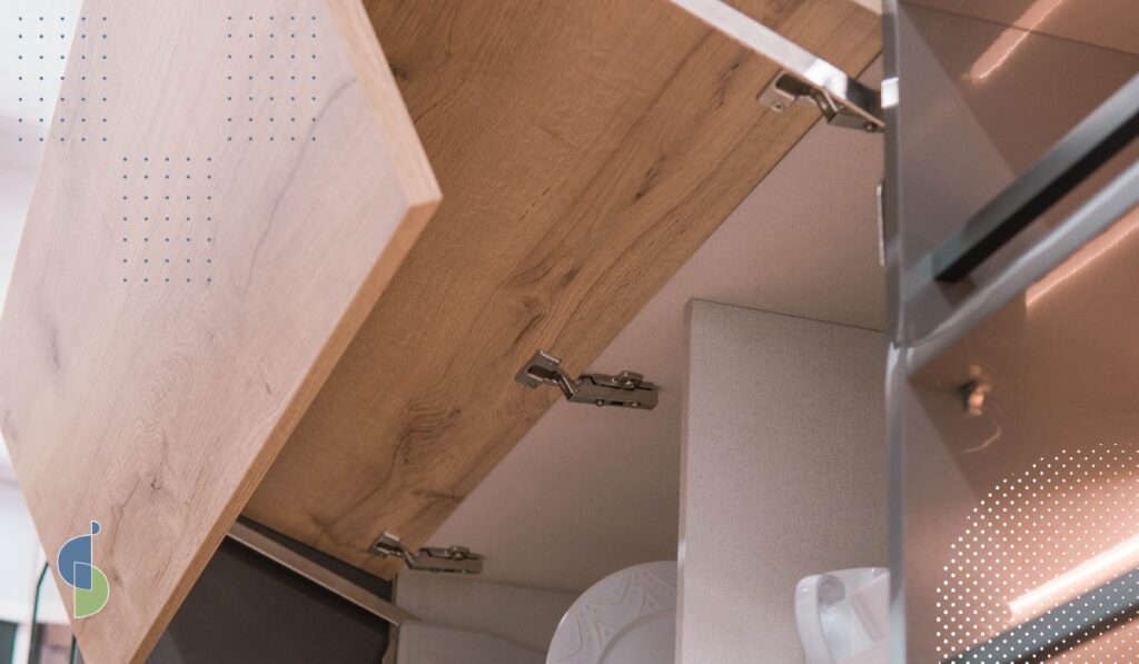 Mueble alto abierto con brazo metálico que sostiene la puerta sin tirador