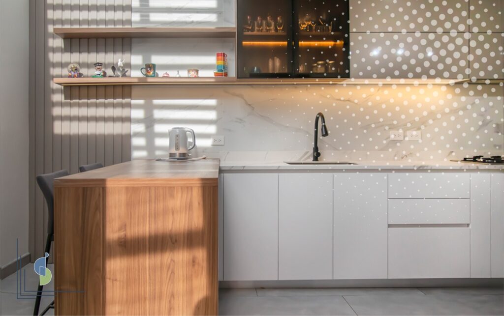 Cocina integral con isla en madera y frentes sin tiradores en tonos cálidos