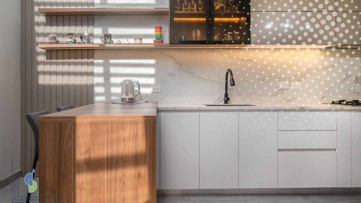 Cocina integral con isla en madera y frentes sin tiradores en tonos cálidos
