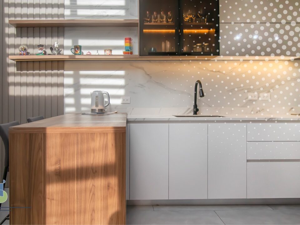 Cocina integral con isla en madera y frentes sin tiradores en tonos cálidos