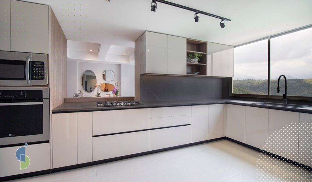Cocina moderna con ventanas grandes que permiten luz natural y ventilación cruzada