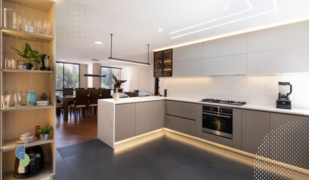 Cocina de alta gama con mobiliario de bordes suaves y materiales agradables al tacto