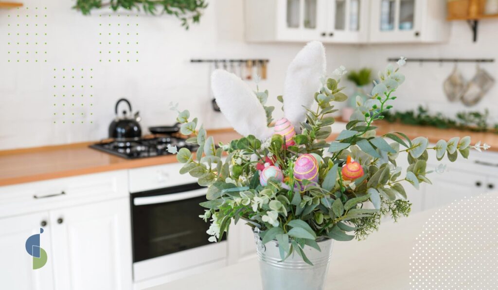 Arreglo decorativo con exceso de elementos sobre mesón de cocina blanca, ejemplo de sobrecarga visual