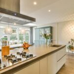 Cocina moderna con luz natural y vegetación integrada, diseñada con enfoque biofílico