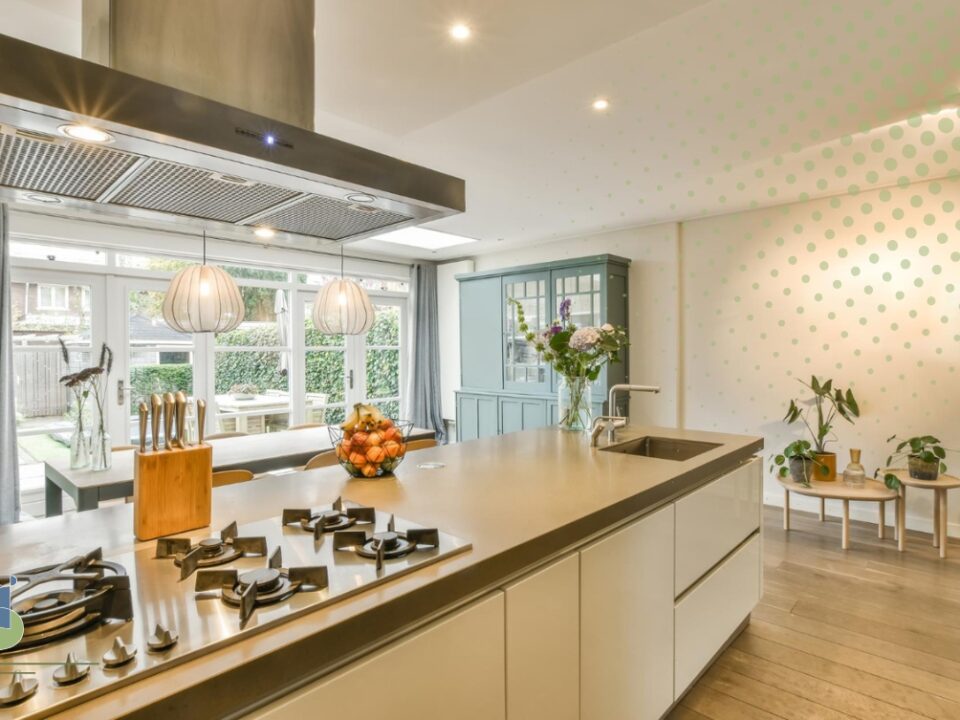 Cocina moderna con luz natural y vegetación integrada, diseñada con enfoque biofílico