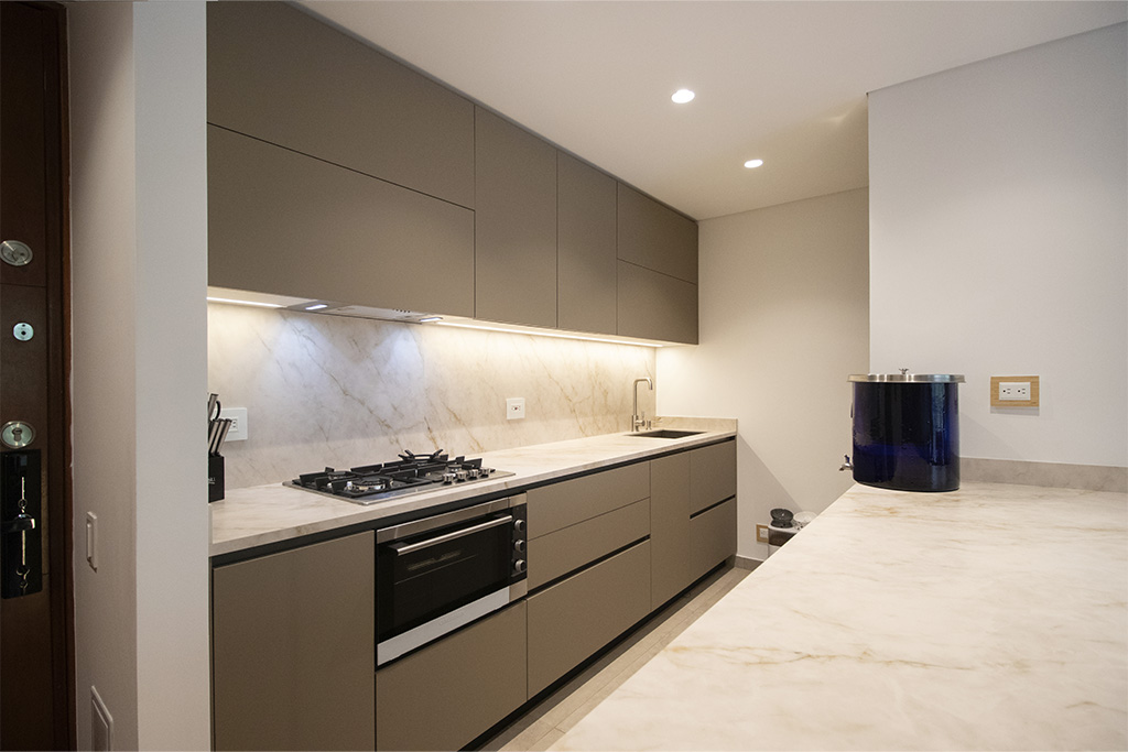 Diseño cocina MDF Castoro beige con península en piedra sinterizada - Spacios Integrales Bogotá Diseño cocina MDF Castoro beige con península en piedra sinterizada - Spacios Integrales Bogotá