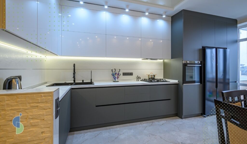 Cocina integral con gabinetes altos en blanco brillante y bajos en gris antracita mate, iluminación LED