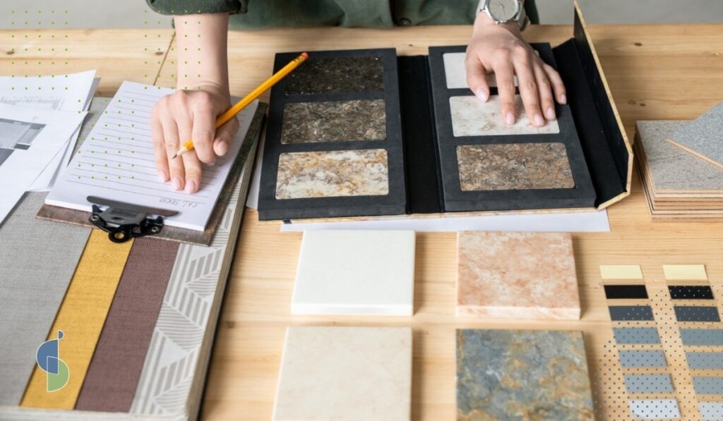 Diseñadora revisando muestras físicas de materiales y acabados para selección de colores en cocina integral