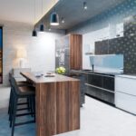 Cocina integral de dos tonos con gabinetes en madera y frentes oscuros, isla de madera y vista urbana nocturna