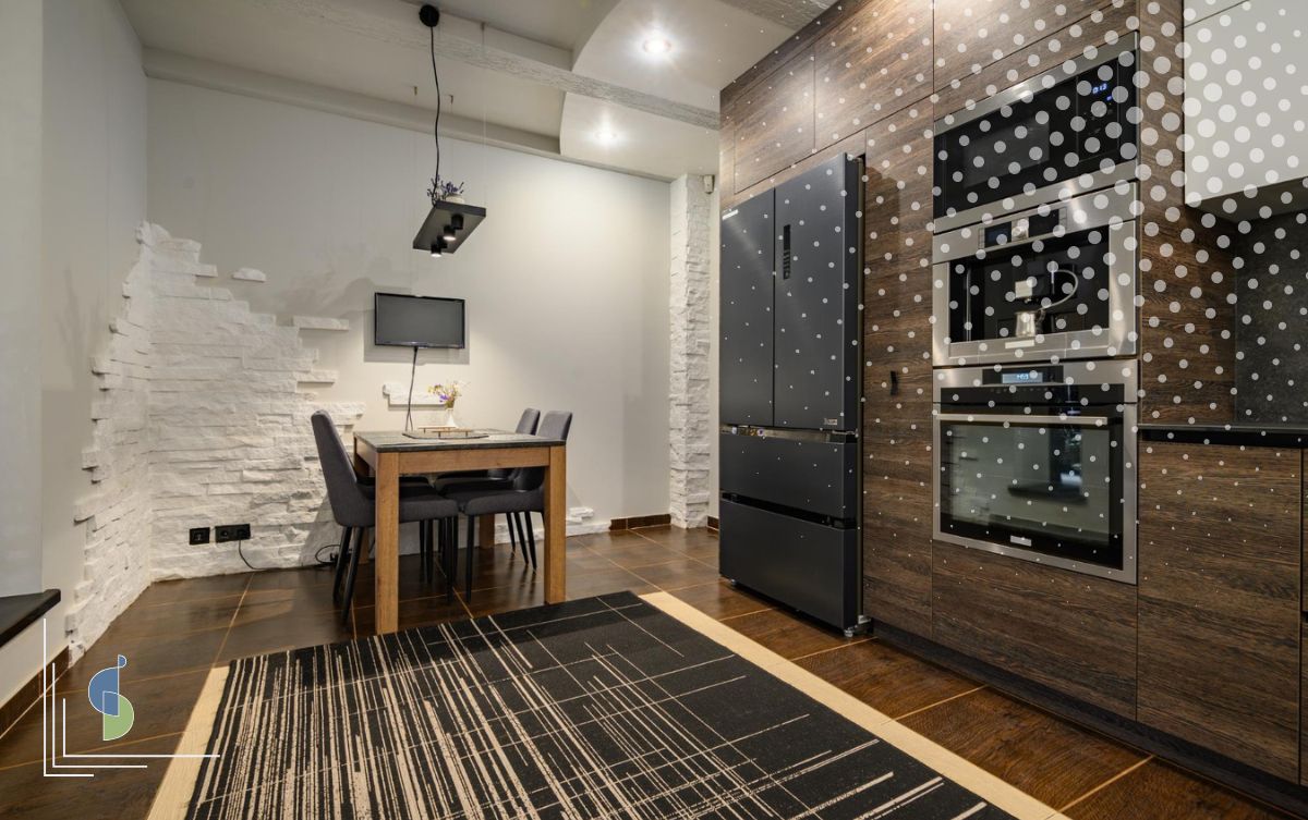 Vista de cocina moderna con torre de electrodomésticos integrados y refrigerador panelado