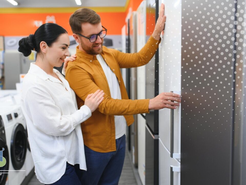 Pareja en Colombia comparando neveras para elegir un electrodoméstico eficiente con etiqueta energética