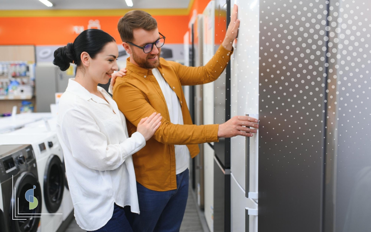 Pareja en Colombia comparando neveras para elegir un electrodoméstico eficiente con etiqueta energética