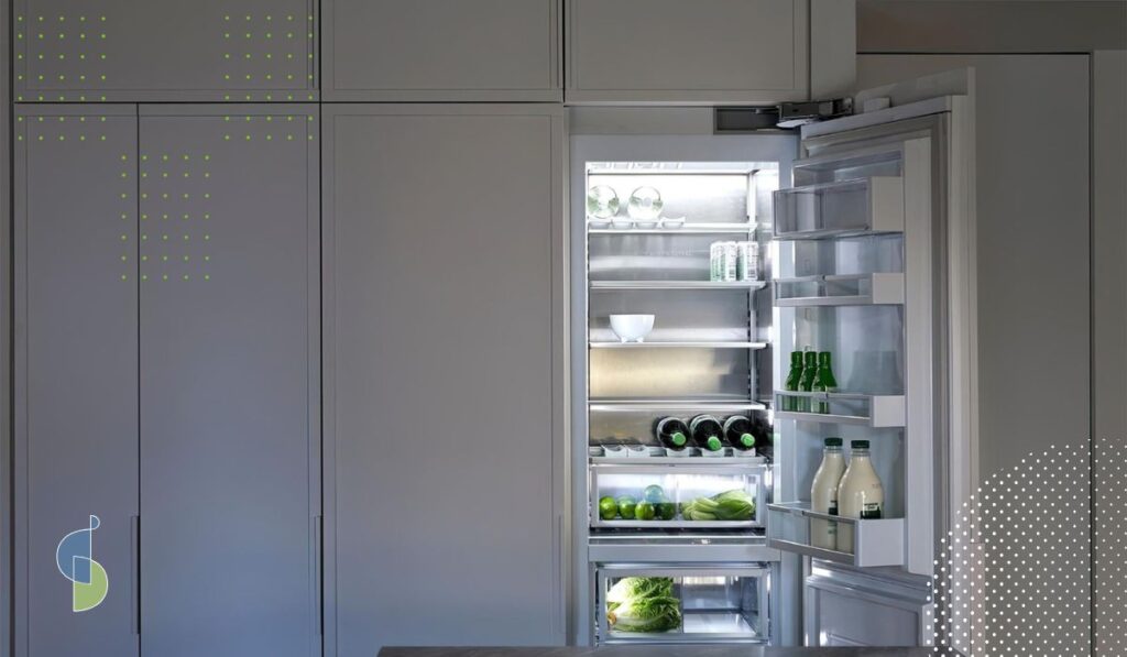 Nevera con panel en blanco del mismo color de los muebles de la cocina. Es una nevera invisible