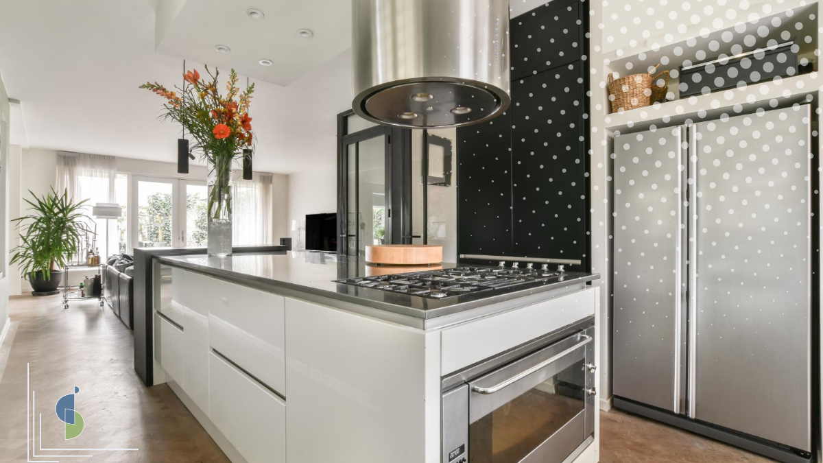 Cocina moderna en blanco con electrodomesticos empotrados como neveras, hornos