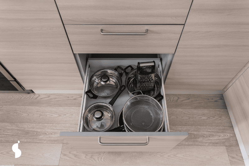 Cajón bajo de cocina para almacenar ollas y otros elementos