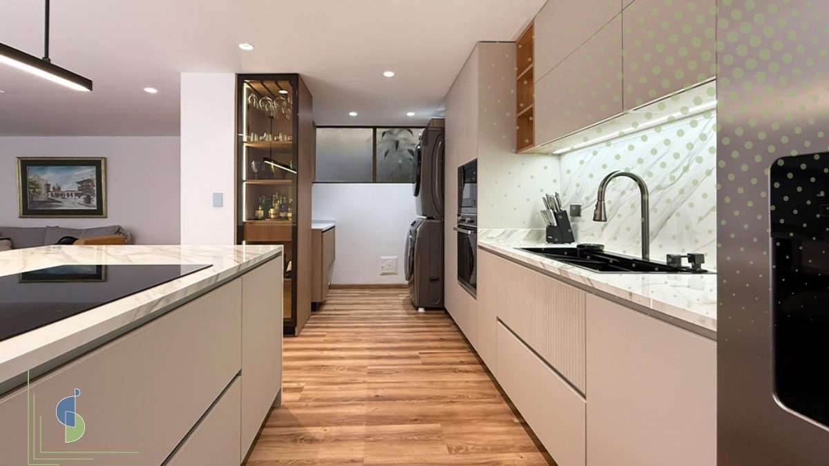 Cocina lineal en tonos greige con enchapes en madera y mesón en piedra sinterizada veteada