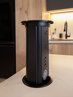 Gourmet automático elevable multitoma para cocinas integrales modernas de alta gama - Spacios Integrales