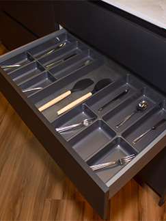 Herraje organizador interior cubertero para cocinas integrales modernas de alta gama - Spacios Integrales