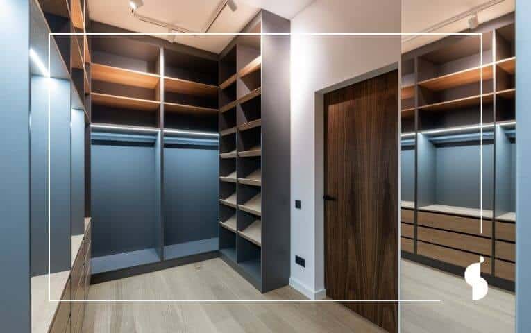 Closet empotrado fabricado en madera en tonos azules y marfil