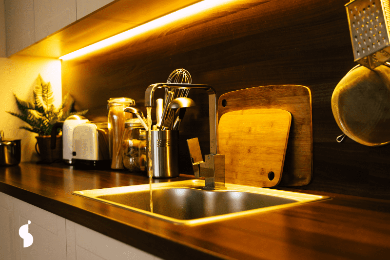 Mesón y gabinete de cocina con iluminación LED