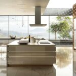 Cocina moderna de lujo con isla central flotante y diseño minimalista