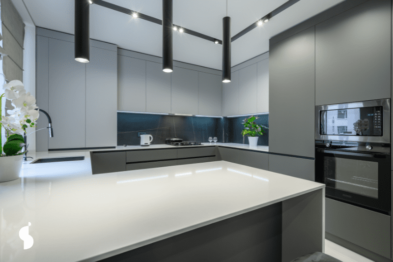 Iluminación LED sobre mesón de cocina moderna