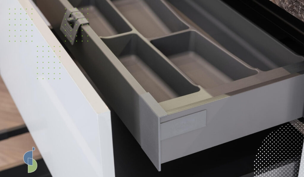 Cajón de cocina abierto con organizador interior y sistema de herraje lateral de extracción total