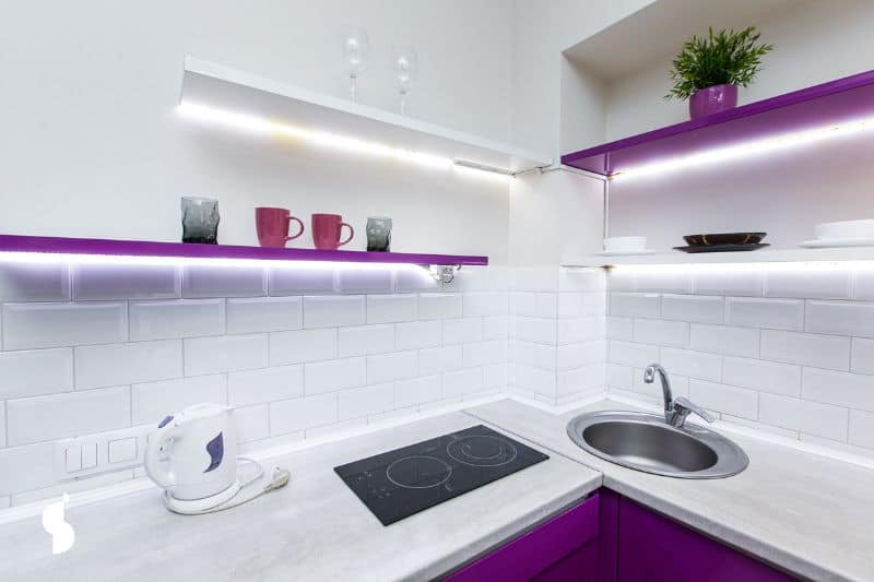 Iluminación LED en gabinetes de cocina en blanco y púrpura