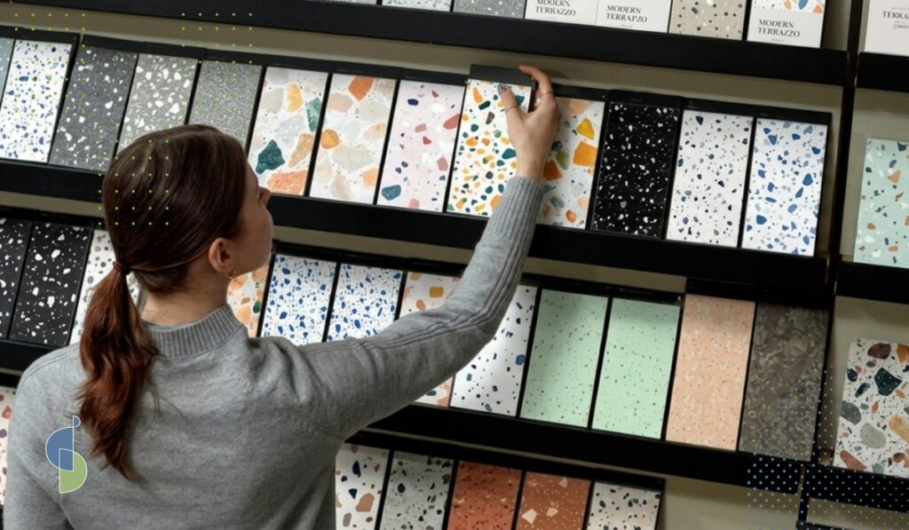 Persona comparando muestras de terrazo en una pared de exhibición