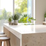 Mesón de terrazo con acabado brillante en isla de cocina moderna