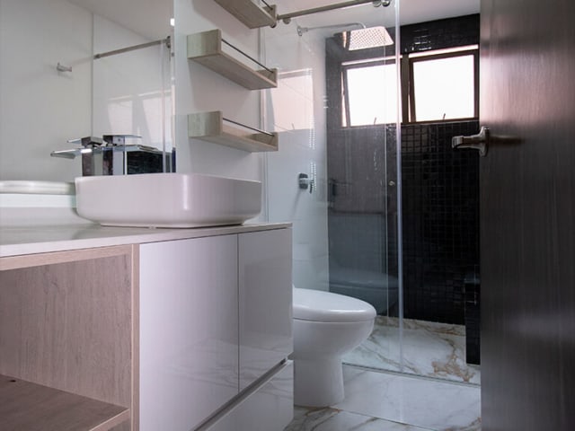 Mueble de baño en madera, diseño funcional y elegante, mesón con acabado en alto brillo