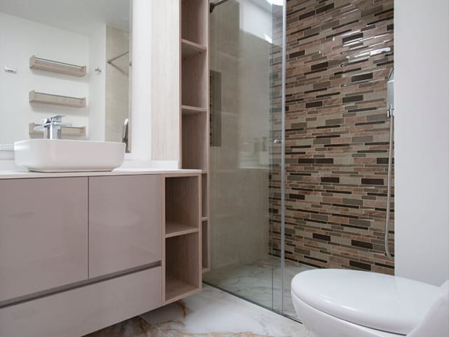 Mueble de baño en madera, diseño funcional y elegante, mesón con acabado en alto brillo