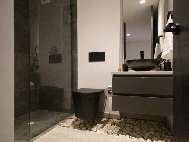 Mueble de baño flotante, de estilo funcional y elegante, mesón en madera con acabado en alto brillo