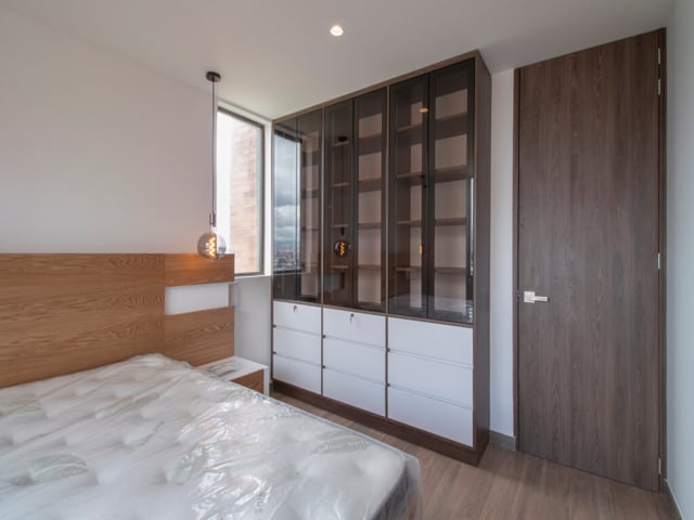 Multimueble closet en madera, de diseño moderno y funcional, puertas en vidrio