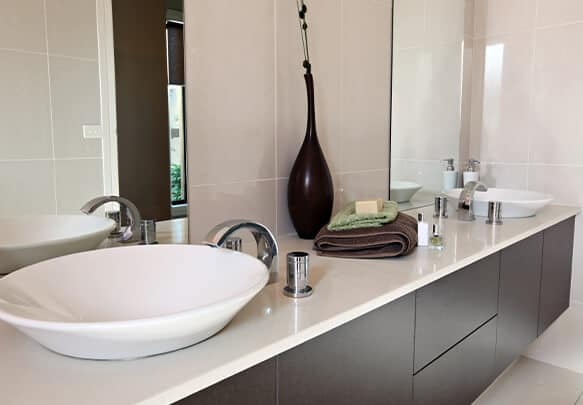 Mueble para baño, 2 puestos en material poliuretano color café oscuro y blanco granito