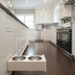 Adiós a los tazones en el piso: Pet Stations integradas en cocinas integrales